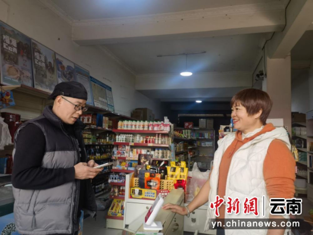 杨秀梅与顾客相谈甚欢。杨姝 摄