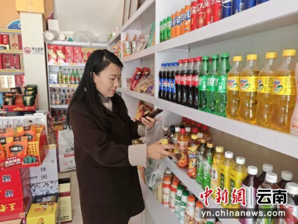 图为刘玲细心打包线下订单。朱琳馨 摄