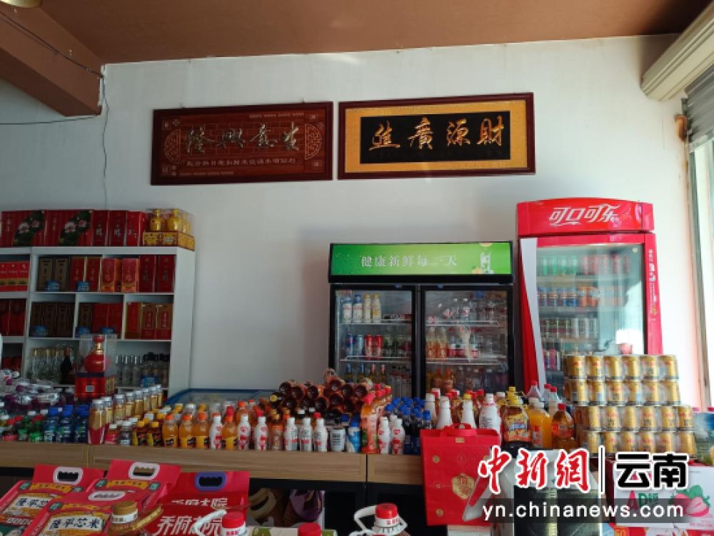 图为货品摆放齐整的蔚蓝便利店。杨翠青摄于2025年2月24日