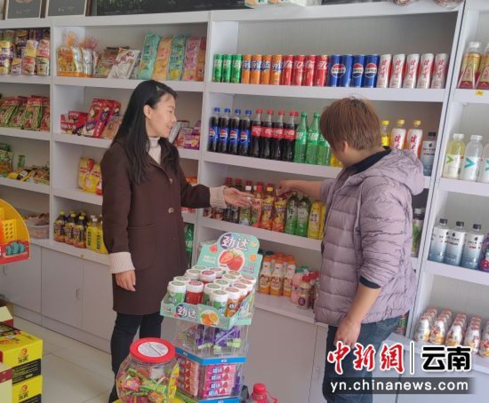 图为刘玲耐心为消费者介绍产品。朱琳馨 摄